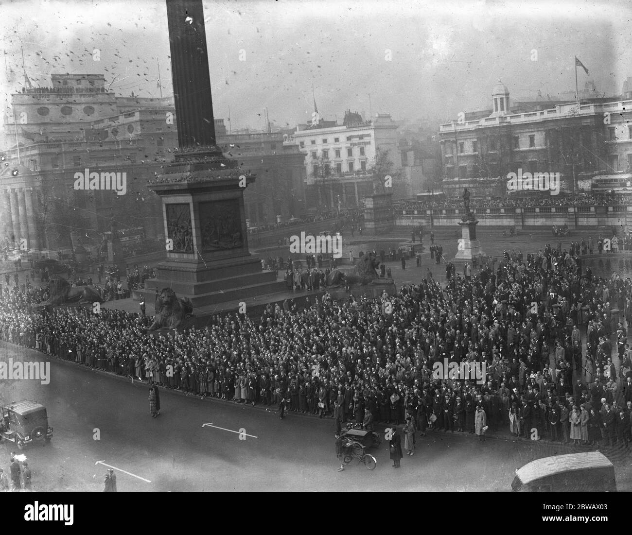 Waffenstillstandstag . Die Menschenmassen am Trafalgar Square sind ruhig, während der Verkehr aus Respekt stoppt. 1935 Stockfoto