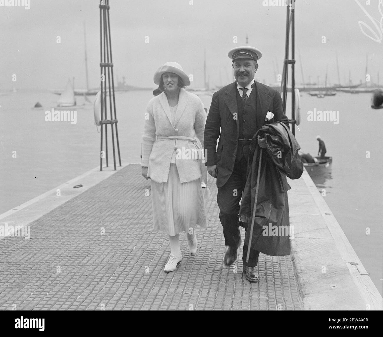 Prominente bei Cowes auf Isle of Wight, an der Südküste Englands Sir Godfrey Baring und Miss Baring 1. August 1921 Stockfoto