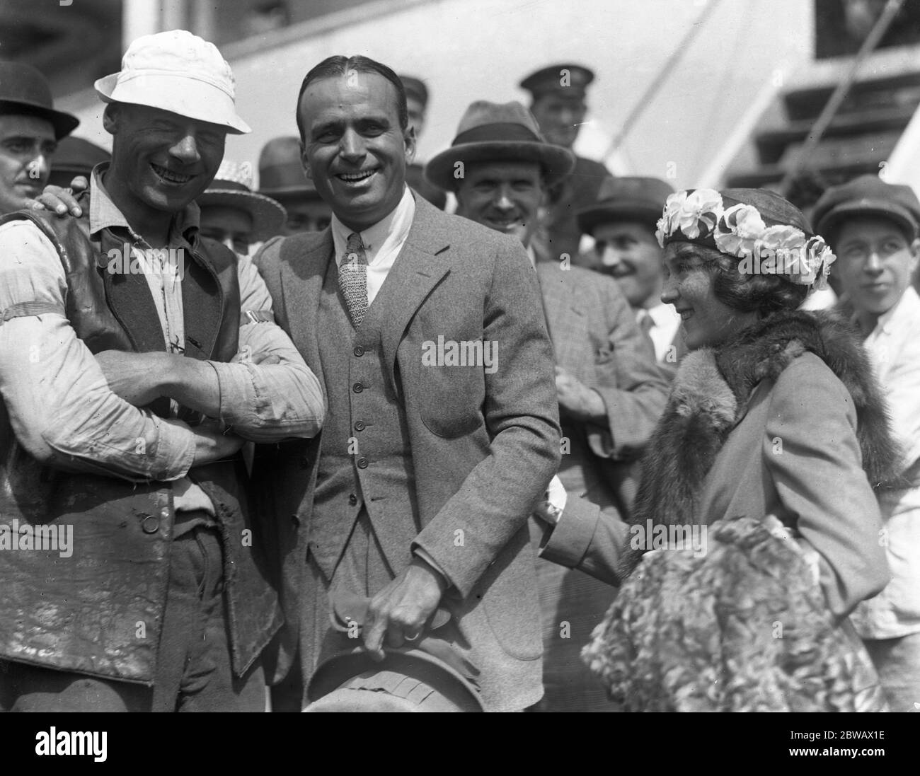 Die amerikanischen Schauspieler Douglas Fairbanks und seine Frau Mary Pickford bei ihrer Ankunft in Southampton Docks aus Amerika auf ihrer Europatour mit einem Stevadore abgebildet. 1920 Stockfoto