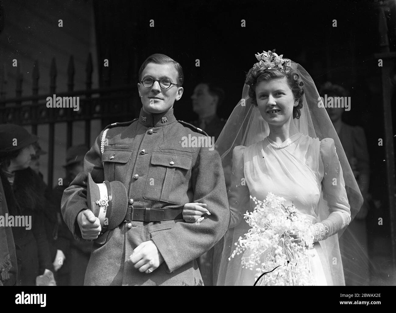 Die Hochzeit von Herrn Harradine Mason und Miss Mary Rigg in der St Mark 's Church, North Audley Street, London. April 1940 Stockfoto