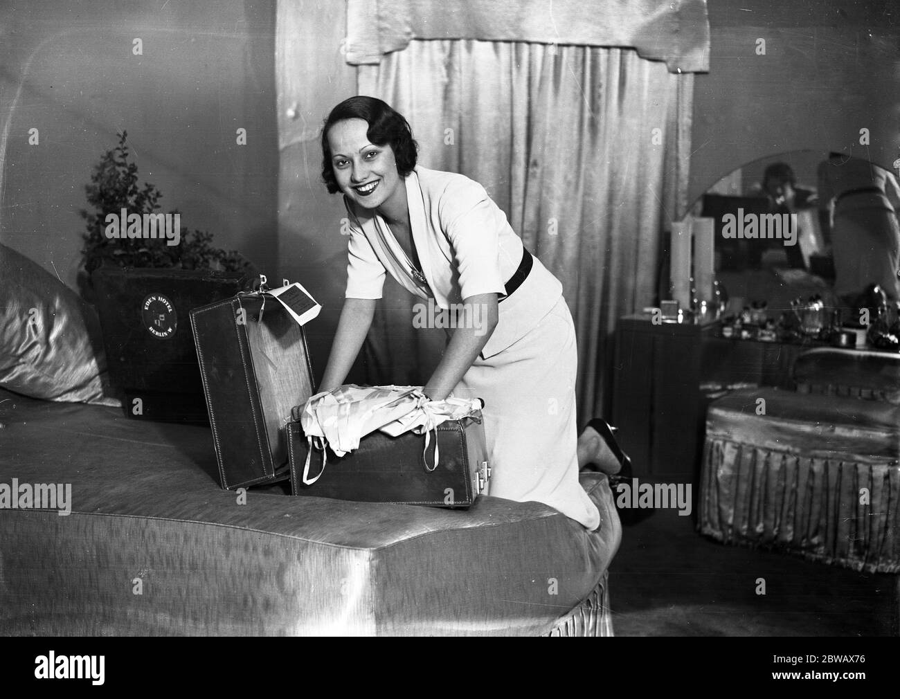 Miss Merle Oberon , die britische Filmstar, die sich so sehr für ihren Film The Private Life of Henry VIII interessierte, der sich auf ihre Abreise nach Hollywood vorbereitet. 30. Januar 1934 Stockfoto