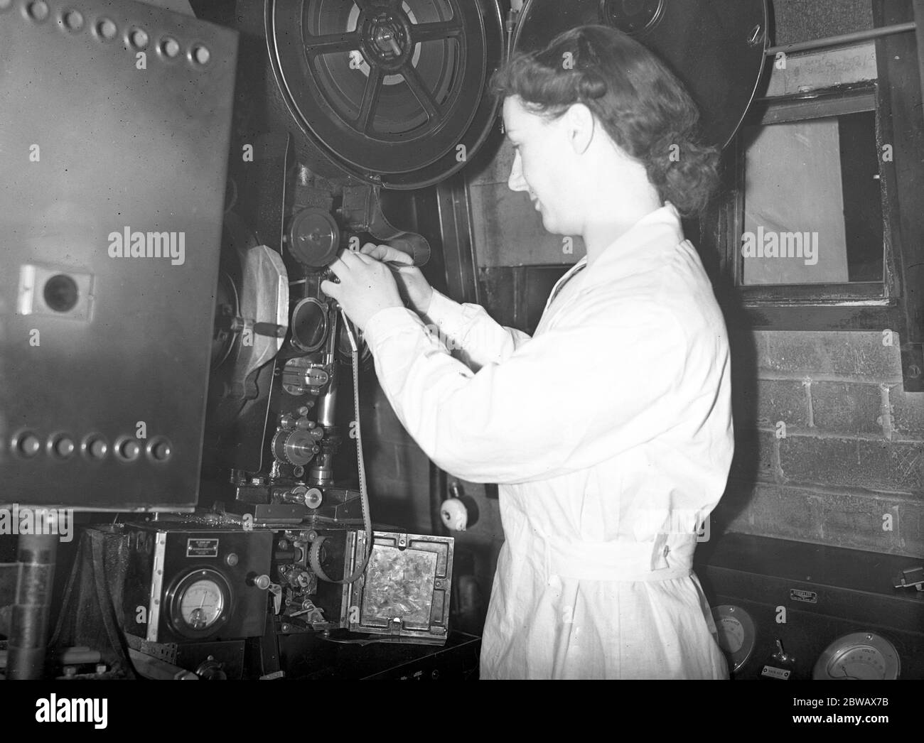 Die Mädchen-Kinoloperation nimmt ihre neue Beschäftigung im Granada Cinema, East Ham, London auf. 13. Januar 1940 Stockfoto