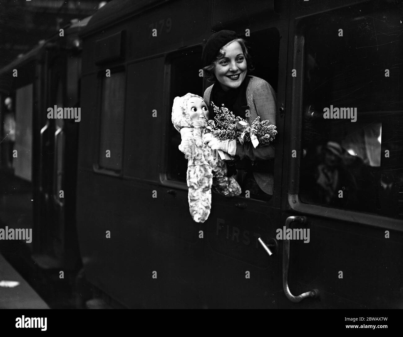 Miss Paterson , der junge britische Radio- und Filmstar verlässt Waterloo Station nach Hollywood, wo sie einen siebenjährigen Vertrag erfüllen wird. November 1933 Stockfoto