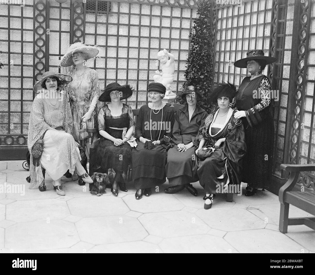 Gesellschaft Garten Party an Lady Hulton 's Residenz . Von links nach rechts: Lady Hulton, Lady Alexander, Lady Ashfield, Lady Arthur Pearson, Viscountess Erleigh, die Herzogin von Chateau Thierry und Lady Abbot Anderson. 26 Mai 1922 Stockfoto
