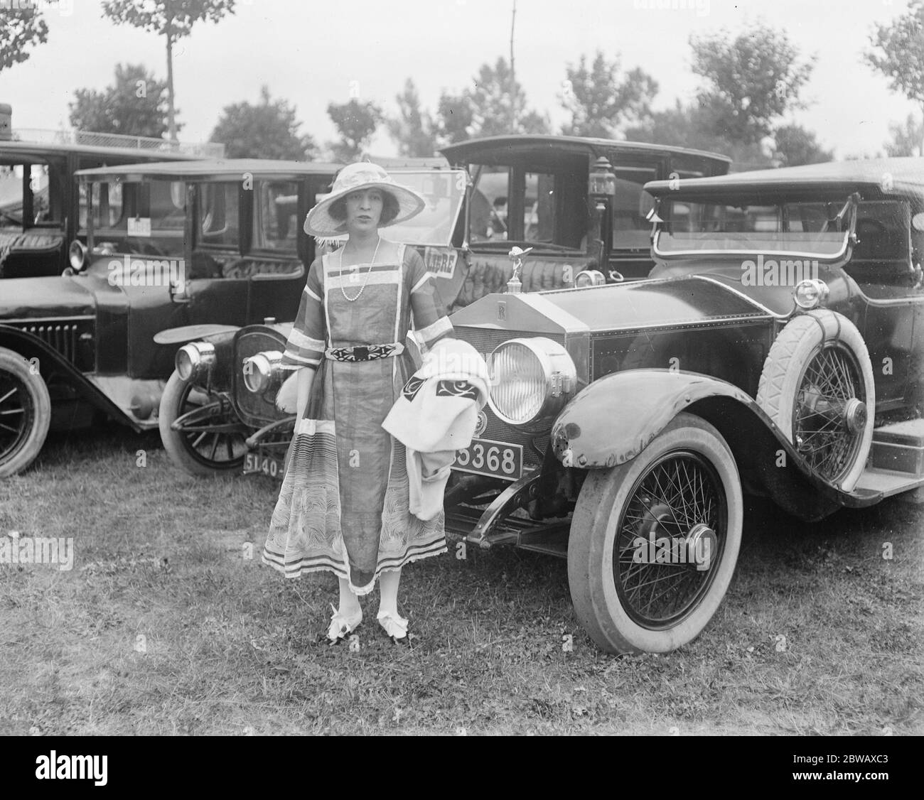 Bei Deauville Races. Lady Peek steht neben ihrem Rolls Royce. Bis 11. August 1921 Stockfoto