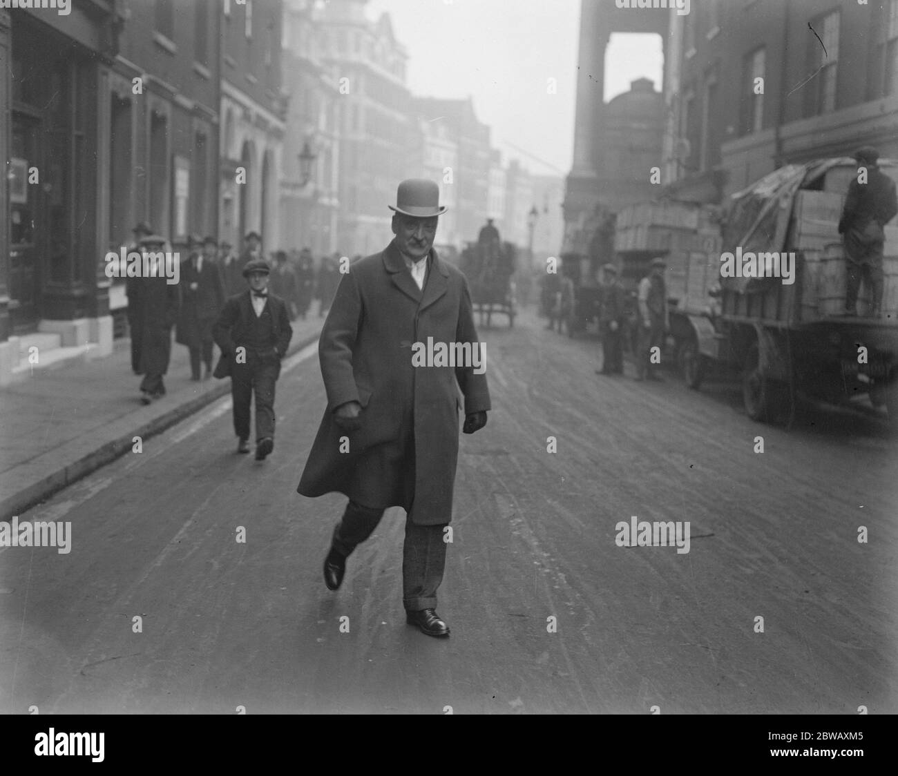 Der Fall Hooley in der Bow Street. Herr Hooley verlässt das Gericht . 1. Februar 1922 Ernest Terah Hooley Stockfoto