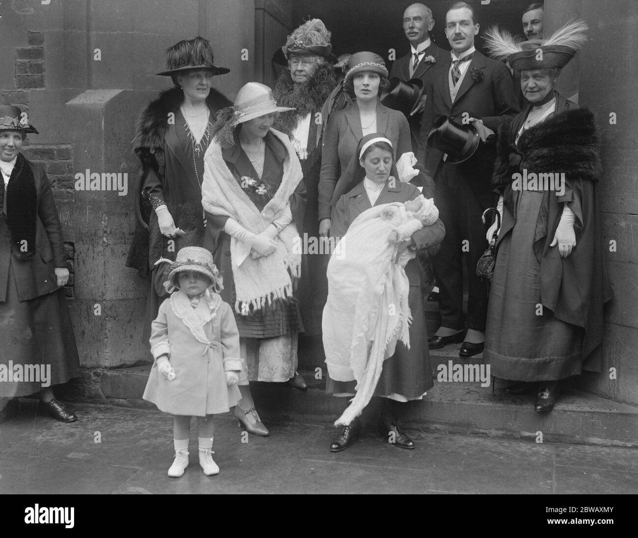 Lady Montagu von Beaulieu als gott Mutter . Taufe von Säuglingssohn von Capt und Frau Cyril Cubitt in St Mary 's, Cadogan Street. 17 Mai 1922 Stockfoto