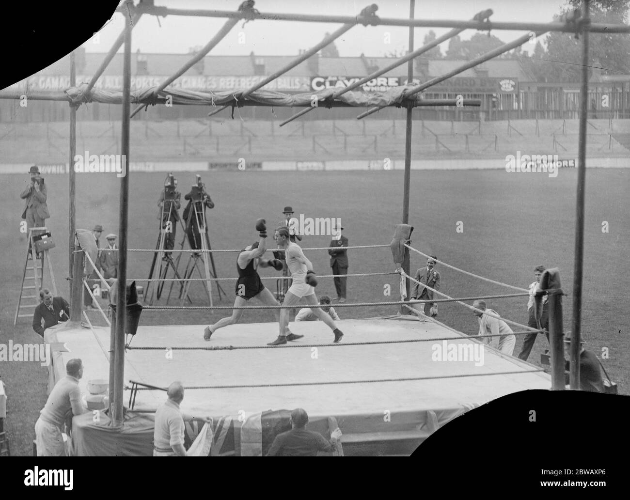 Boxhilfe Dockland Boxturnier in Tottenham Hotspurs Ground White Hart Lane in Hilfe der Hafensiedlung Georges Carpentier Sparring mit Harry Drake 29 Juli 1922 Stockfoto