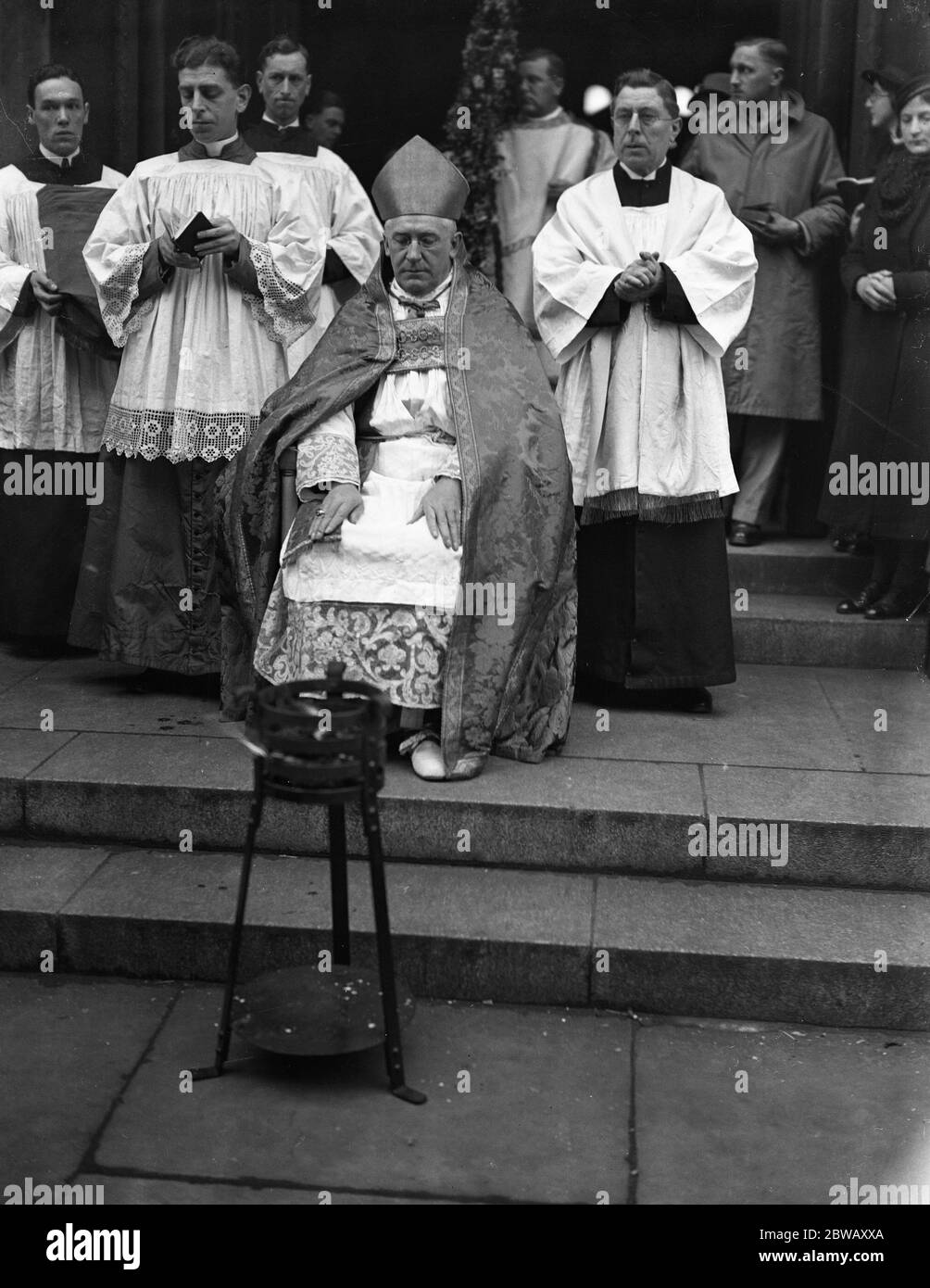 Segnung des heiligen Feuers in der Westminster Cathedral . Bischof Myers (Bischof von Lamus) . 27 März 1937 Stockfoto