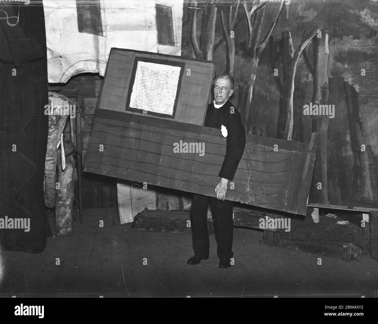 Die Reverend P P Boustead, Kurat von St Dunstan ' s Kirche, East Acton, der eine neue Version von Whittington und seine Katze produziert. Er hat die ganze Show geschrieben und komponiert und ist sein eigener Bühnenzimmerkünstler, Immobiliendesigner und szenischer Künstler. 29 Dezember 1931 Stockfoto