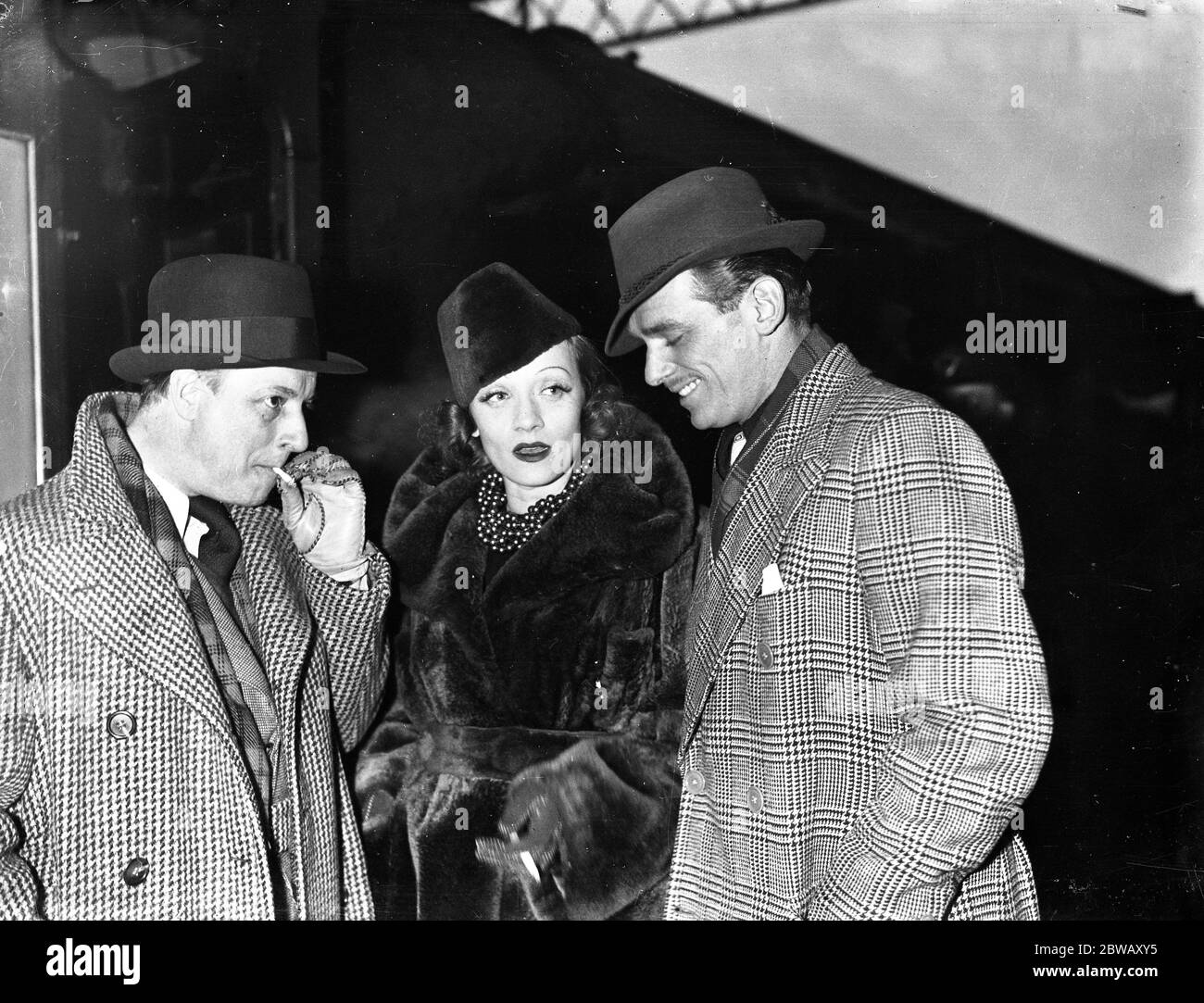 Herr Sieber (Marlene 's Ehemann), Marlene Dietrich und Douglas Fairbanks Jnr in Waterloo Station, London, auf ihrer Rückkehr nach Hollywood. 28. Januar 1937 Stockfoto