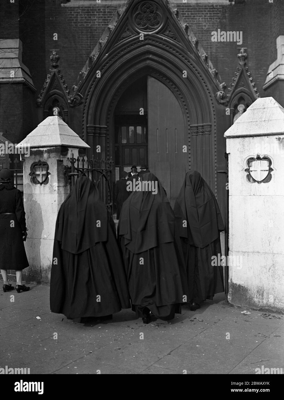 Nonnen Eingabe St George 's Cathedral, Southwark für die Requiem Masse für den Papst. 1939 Stockfoto