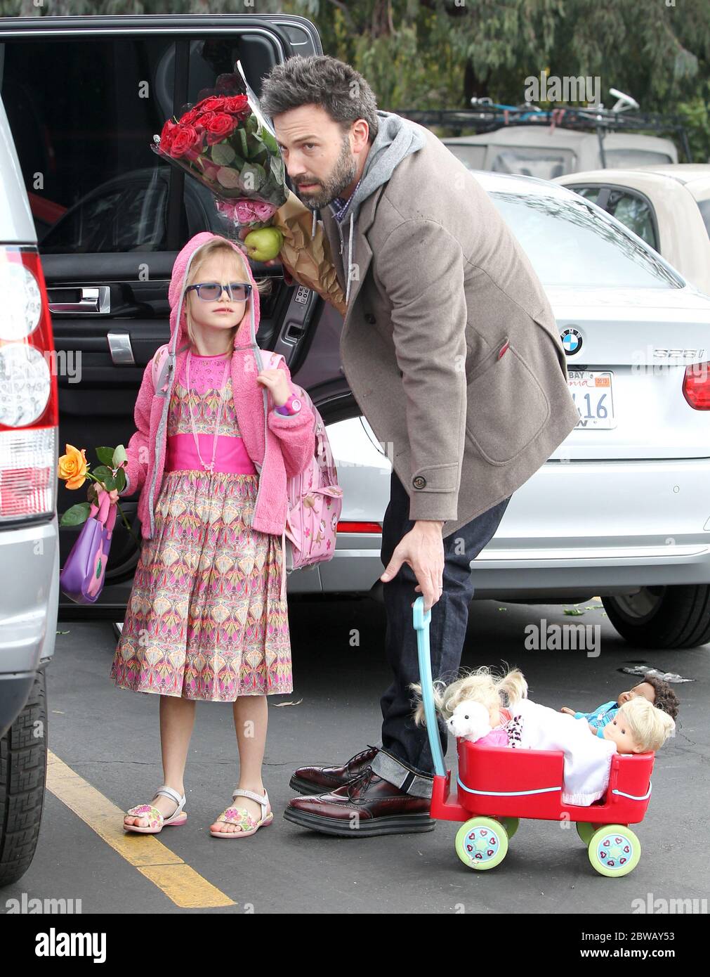 Ben Affleck bringt seine Töchter Violet und Seraphina zum Farmers Market, Pacific Palisades, Kalifornien 27. Januar 2013 Stockfoto