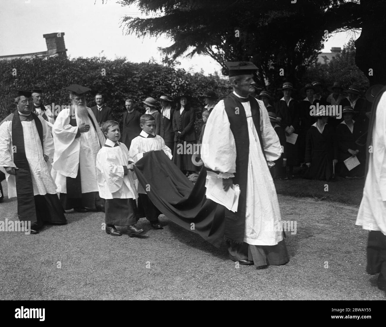 In St Asaph Kathedrale, Wales, Dr. Edwards geht in die Kathedrale als erster Erzbischof von Wales inthronisiert werden. Juni 1920 Stockfoto