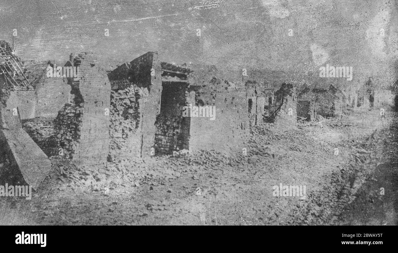 Kohle aus dem Krieg zerstörte Kohlefeld von Lens . Eine zerstörte Straße in Lens, die in Hütten für die Lens Miners umgewandelt werden soll. 23. September 1920 Stockfoto