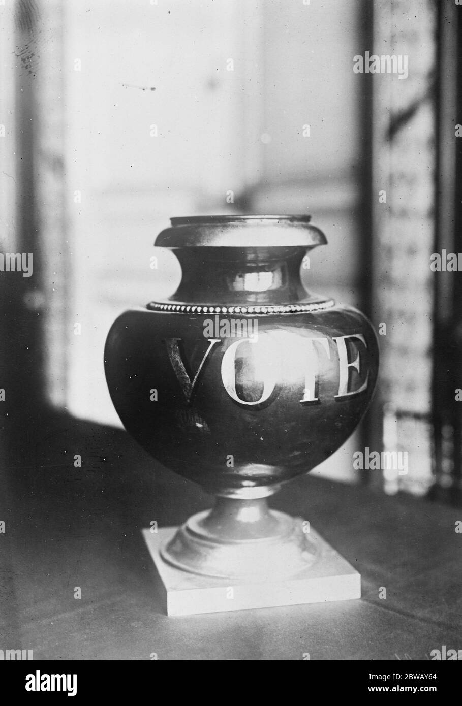 Die Wahl Des Französischen Präsidenten . Die Urne oder Ballettbox in Versailles. 17. Januar 1920 Stockfoto