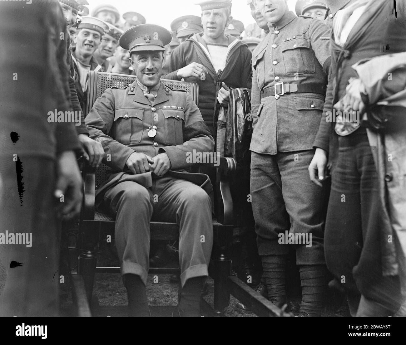 Kings Prize Winner LT Colonel Marchmont , 1. London Regiment gewann den King ' s Preis in Bisley nach einem Unentschieden mit Waffenausführer Sergent G R King R M A mit 230 Punkten 11 Juli 1922 Stockfoto