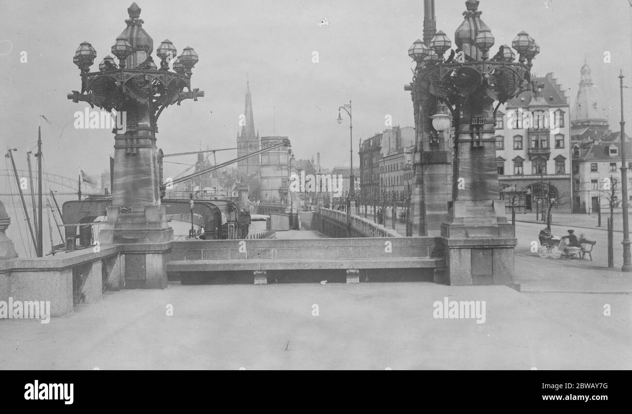 Französisch und das Ruhrgebiet . Es wird berichtet, dass französische Truppen Tag und Nacht durch Düsseldorf marschierten, um das Ruhrgebiet zu erobern. Die Rheinpromenade in Düsseldorf. 10. Januar 1923 Stockfoto