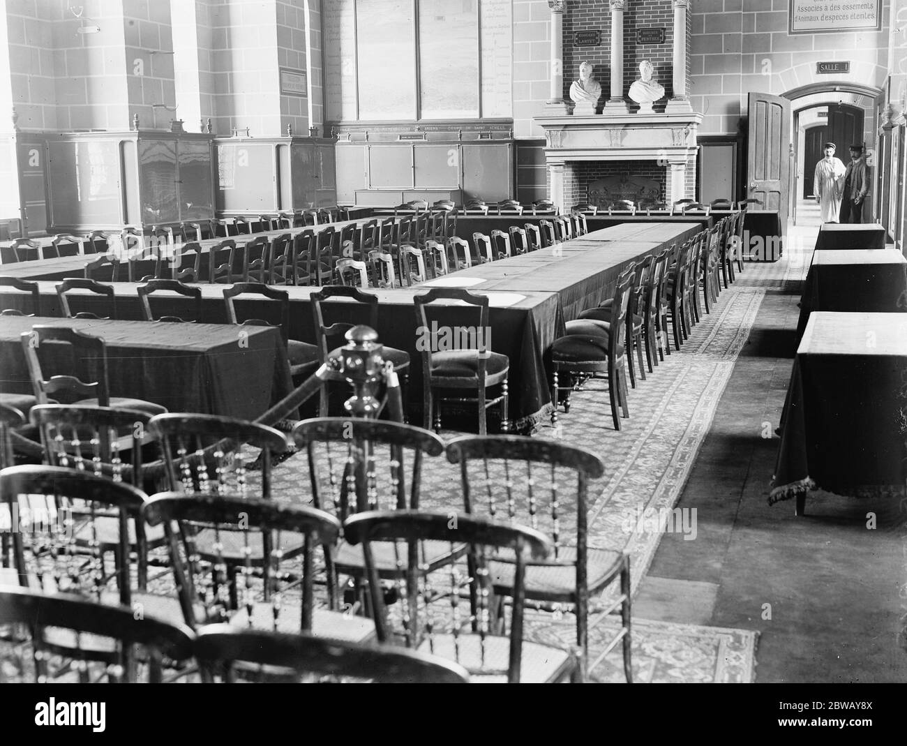 Friedenskonferenz . Paris Das Innere des Zimmers im Chateau St Germain, wo die Österreicher Frieden unterzeichnen. 1919 Stockfoto
