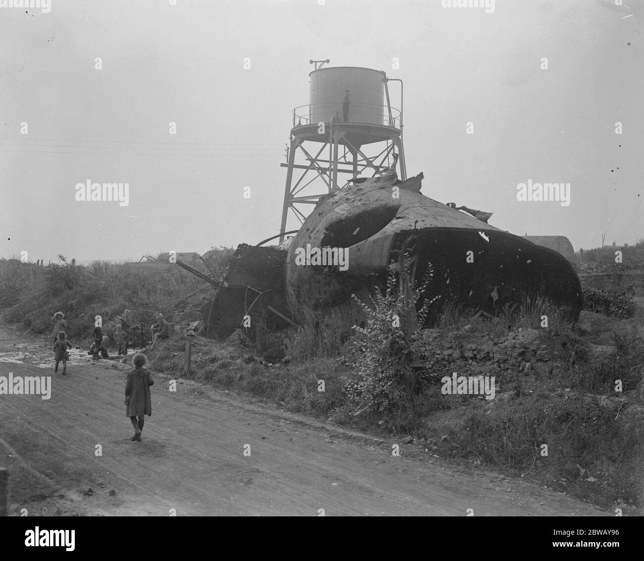 Kohle aus dem Krieg zerstörte Kohlefeld von Lens . Ein neuer Wasserturm und der alte. Im Hintergrund sind einige der Armeehütten zu sehen, die jetzt von den französischen Bergleuten benutzt werden. 23. September 1920 Stockfoto