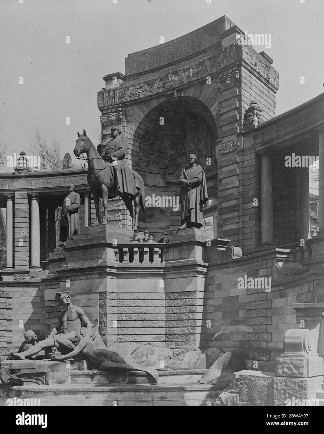 Moltke Statue in Halle gesprengt. Ein Versuch wurde in Halle, Sachsen, die Luft sprengen eine große monumentale Gruppe aus einer Reiterstatue von Kaiser Wilhelm I. und Denkmäler von Moltke und Bismarck. Die Wirkung der Explosion war, die Moltke Statue in das Becken des Brunnens im Bild gesehen blasen. Januar 1923 Stockfoto