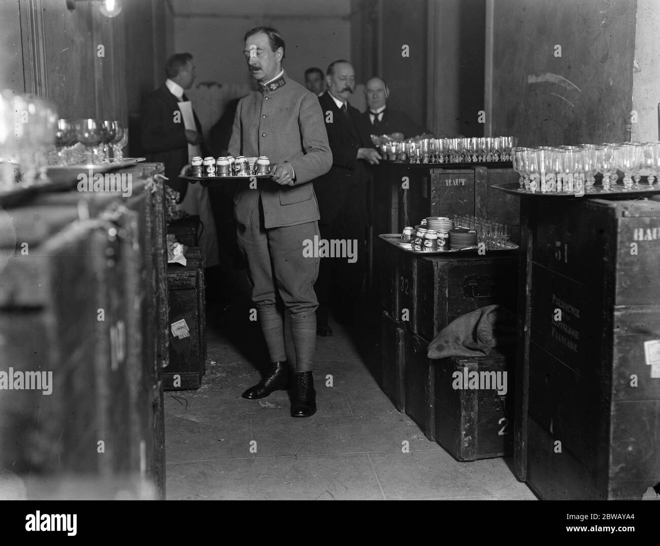 Frankreich 's unbezahlbare Gold-und Silberplatte und china kommt aus Elysee in London verwendet werden, um auf dem Bankett von Präsident Poincare König George V gegeben werden 7 November 1919 Stockfoto