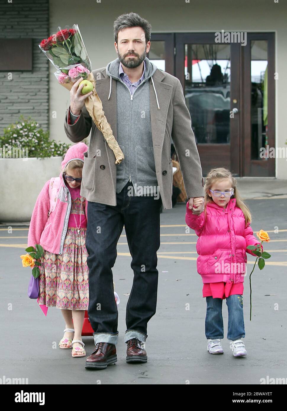 Ben Affleck bringt seine Töchter Violet und Seraphina zum Farmers Market, Pacific Palisades, Kalifornien 27. Januar 2013 Stockfoto