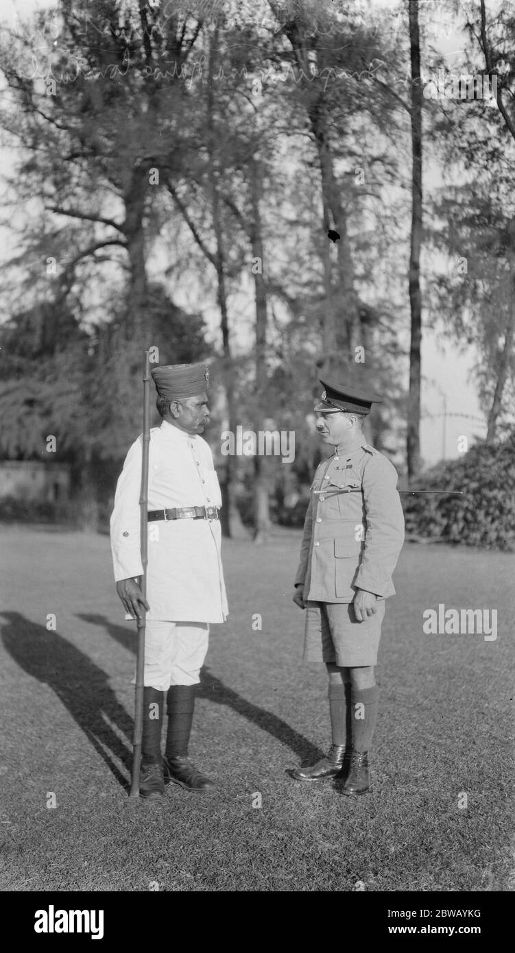 H R H der Prinz von Wales Indian Tour Native Polizei Kräfte, Britisch Indien. Britischer Inspektor und einheimischer Konstable 1922 Stockfoto