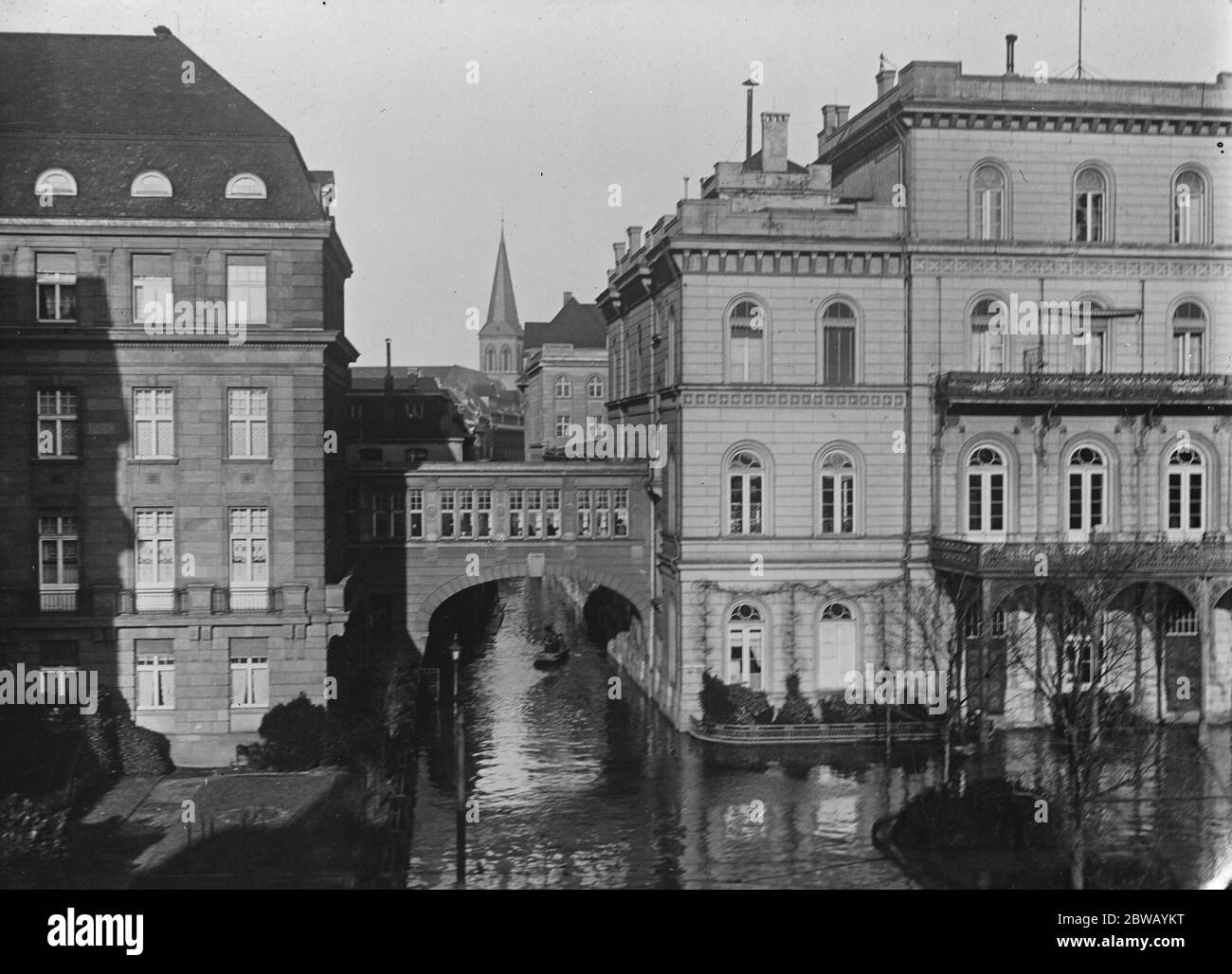 Schwere Überschwemmungen in Köln, Deutschland EINE typisch venezianische Szene in der Nähe des Kölner Hauptbahnhofs 7. Januar 1920 Stockfoto