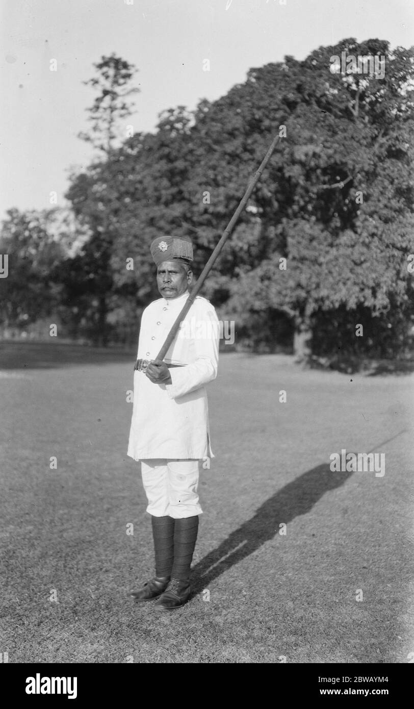 H R H der Prinz von Wales Indianertour Eingeborener Polizeibeamter, der Drehbank (Art des Schlagstöckes) des Bamboo 1922 trägt Stockfoto