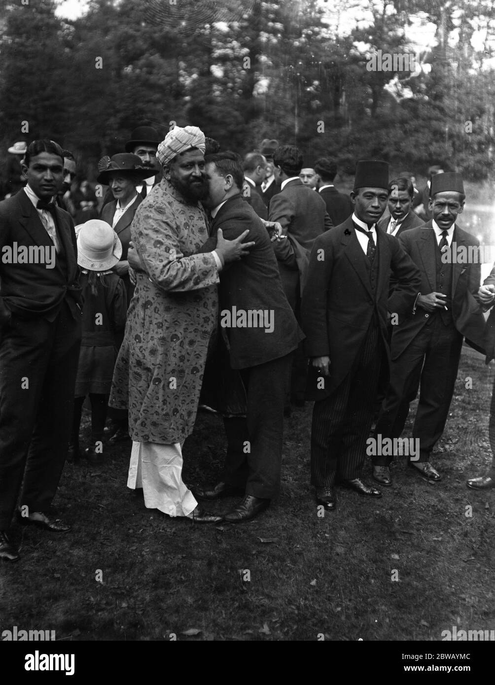 Gruß der Imam am Fest des Opfers in der Moschee in Woking, Surrey. 8. Oktober 1916 die Shah Jahan Moschee war die erste zweckmäßig gebaute Moschee in Europa außerhalb des muslimischen Spanien Stockfoto