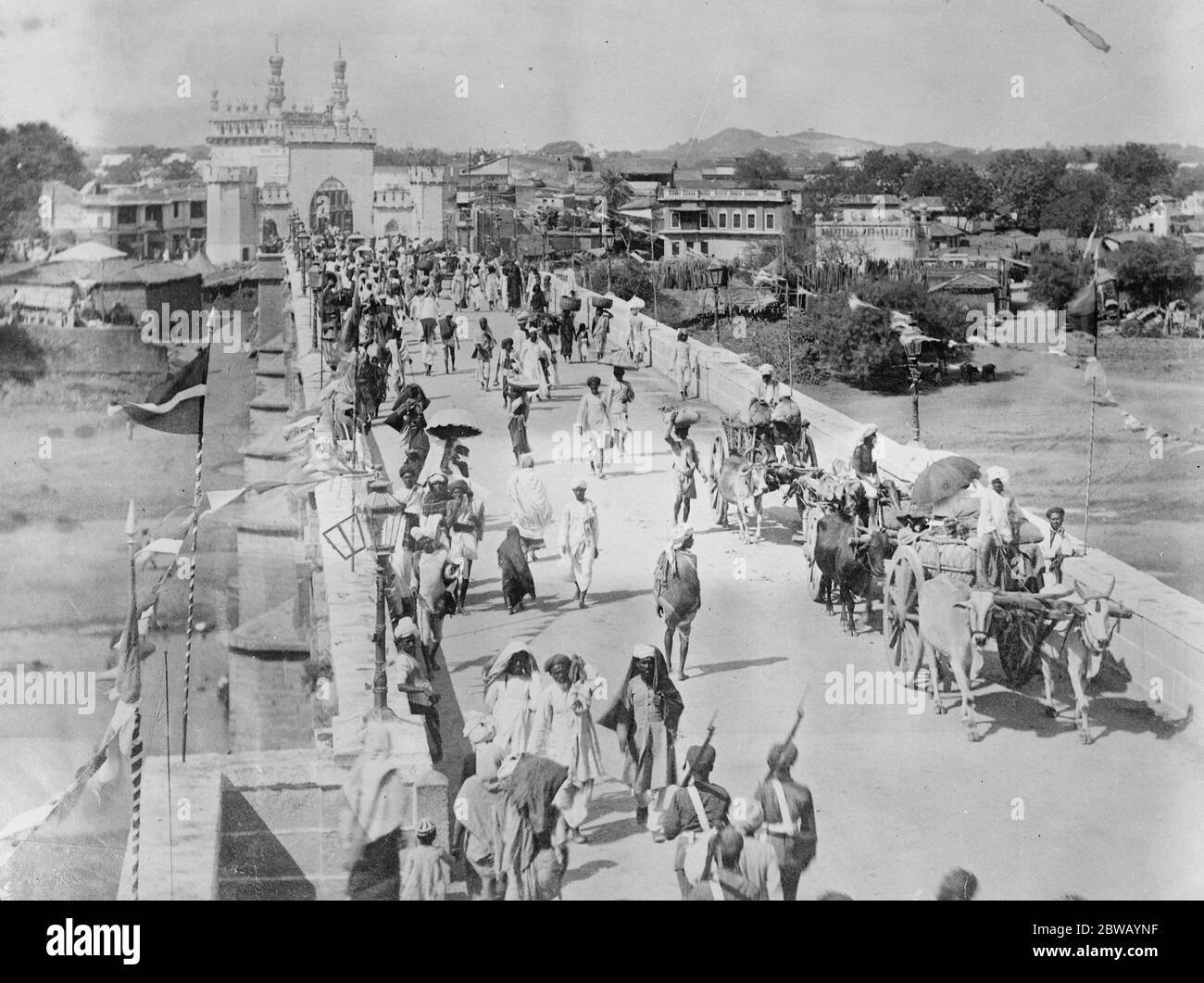 Der Prinz im Großen Zentrum des Mohammedanism Stadt Hyderabad , Indien , zeigt die Afnal Gunji Brücke 23 Januar 1922 Stockfoto