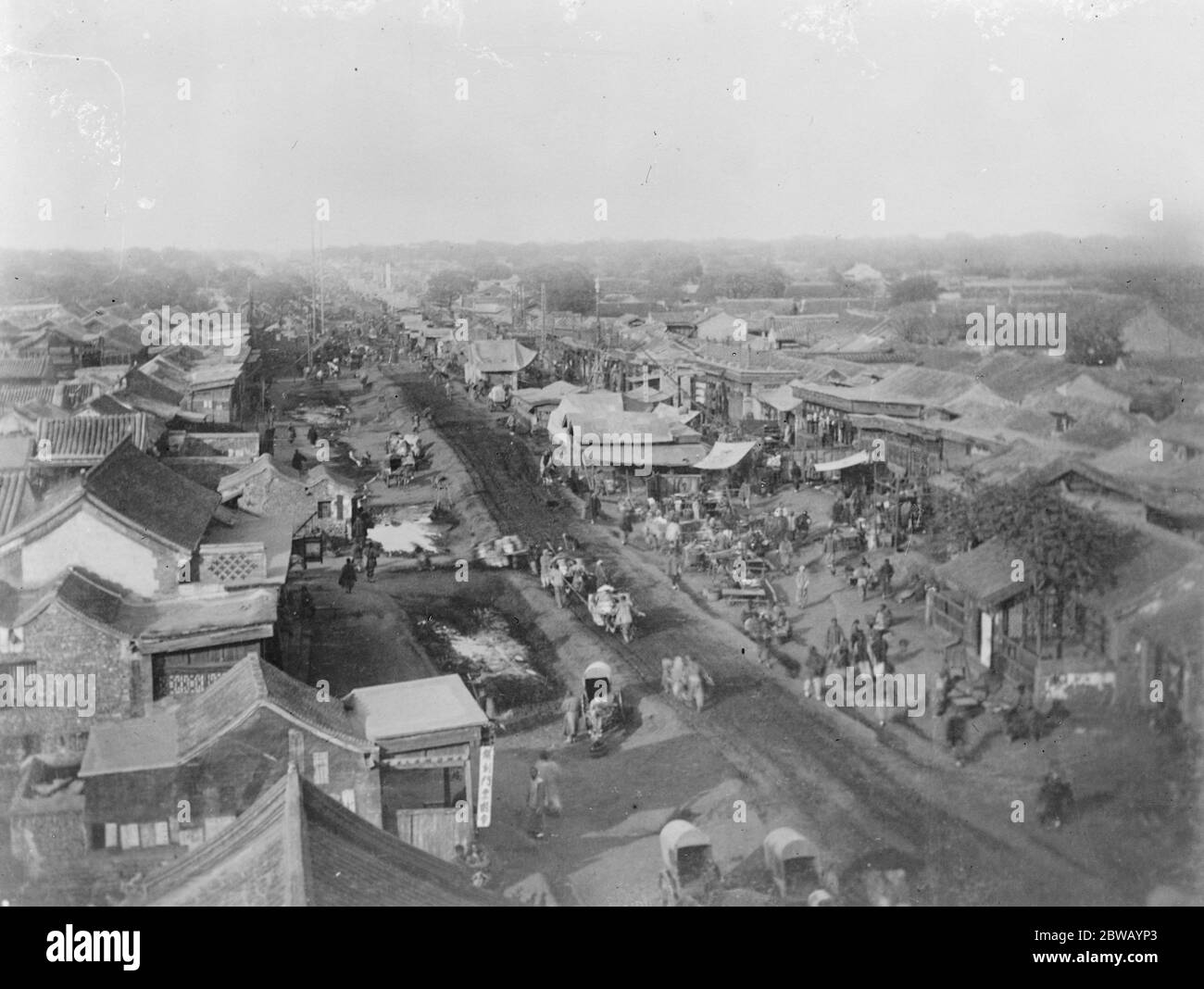 Ha Ta Meu Ta Chieh . Eine der Hauptstraßen in Peking, China, von der Stadtmauer 1919 aus gesehen Stockfoto