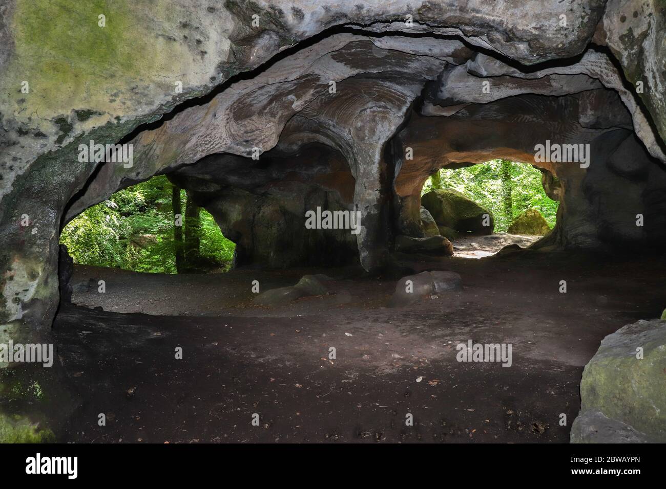 Drei Öffnungen in der Hohllay Höhle in Luxemburg. Stockfoto