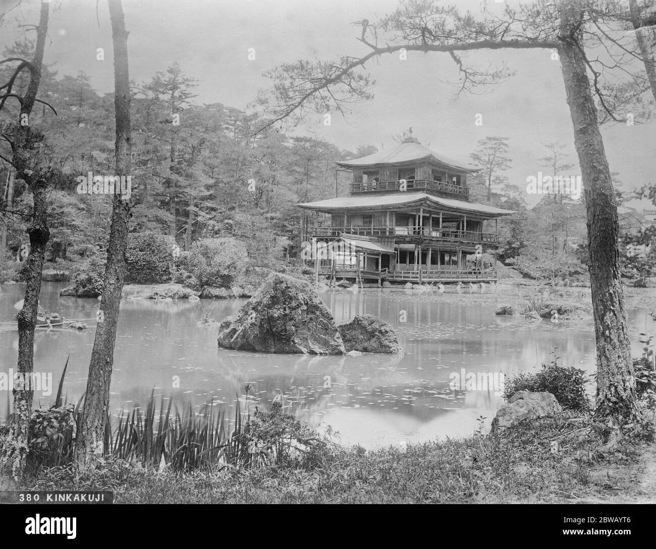 Der alte Shoguns Tempel, genannt Kinkakuji in Kyoto, Japan April 1922 Stockfoto