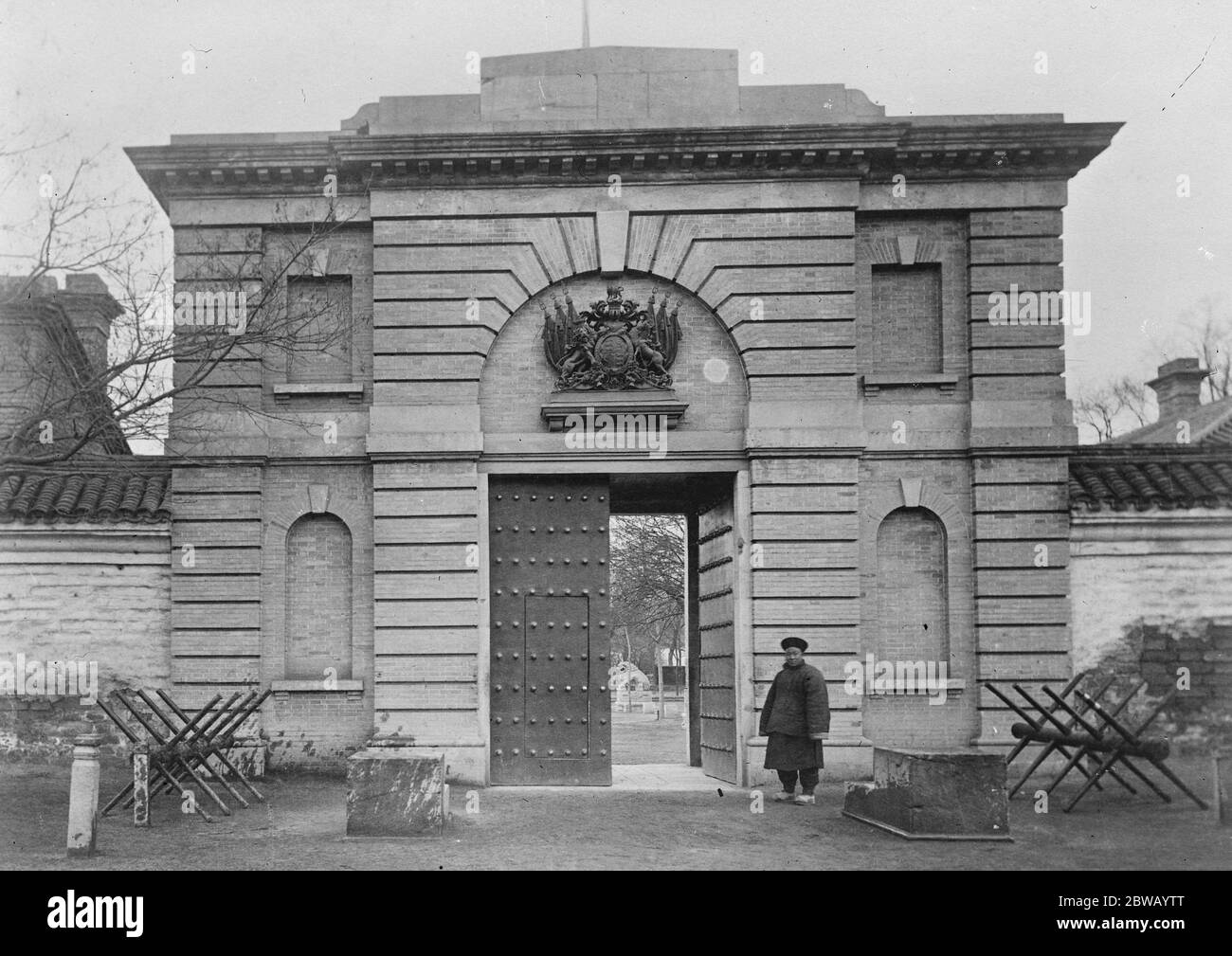 Eingangstor der britischen Gesandtschaft, von der Straße in Peking in China 1919 gesehen Stockfoto