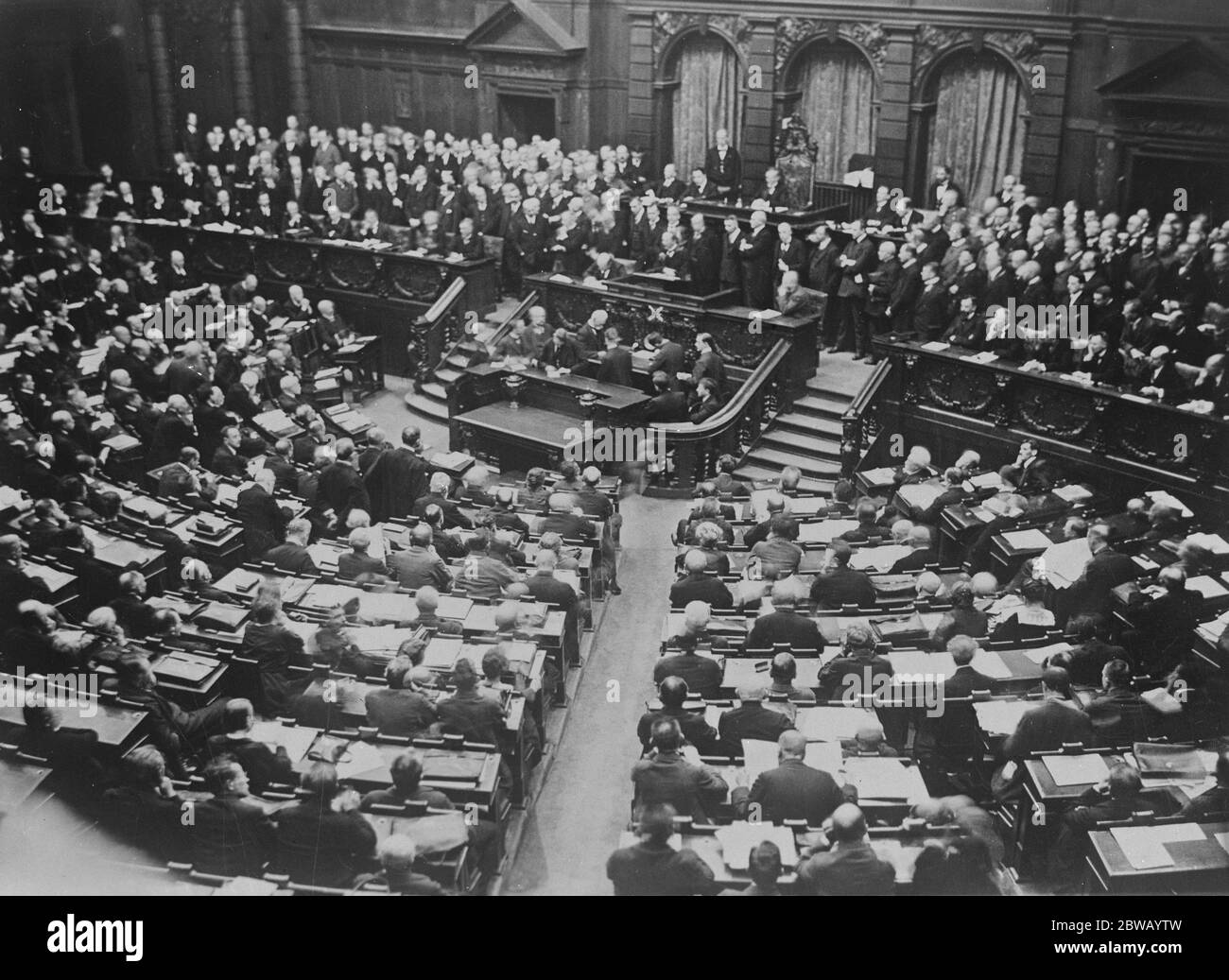 Deutsche bestetzen die Wiedergutmachung der Alliierten EINE im Reichstag sitzende Menschenmenge hört mit nahestehender Anrede von Dr. Simons dem Außenminister 5. Februar 1921 zu Stockfoto