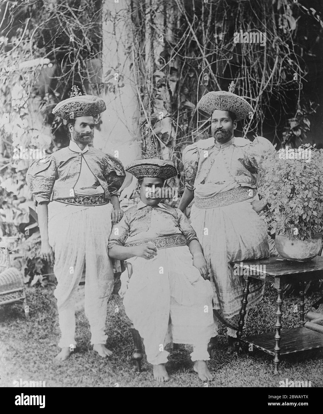 Der Besuch des Prinzen von Wales in Ceylon. Einige der Wunder der Insel . Eine Gruppe von Kandyan Chiefs von Ceylon, Sri Lanka 21 März 1922 Stockfoto