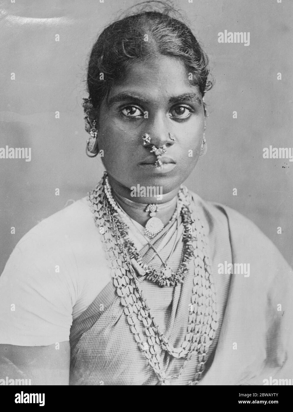 Der Besuch des Prinzen von Wales in Ceylon. Einige der Wunder der Insel . Eine Tamal Frau aus Ceylon, Sri Lanka mit all ihren Nasenpiercings 18. März 1922 Stockfoto