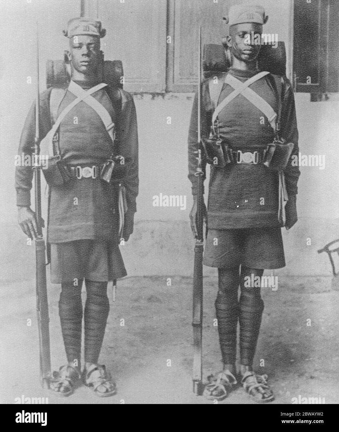 Gequellt Kenia Kolonie Riot Soldaten des Königs Afrikaner Gewehre in Service-Kit. Es waren Männer des Korps, die, als die Polizeilinien in Nairobi, von Eingeborenen angegriffen wurden, und mit Gewehrfeuer antwortete Tötung 15 und Verwundung 30 20 März 1922 Stockfoto