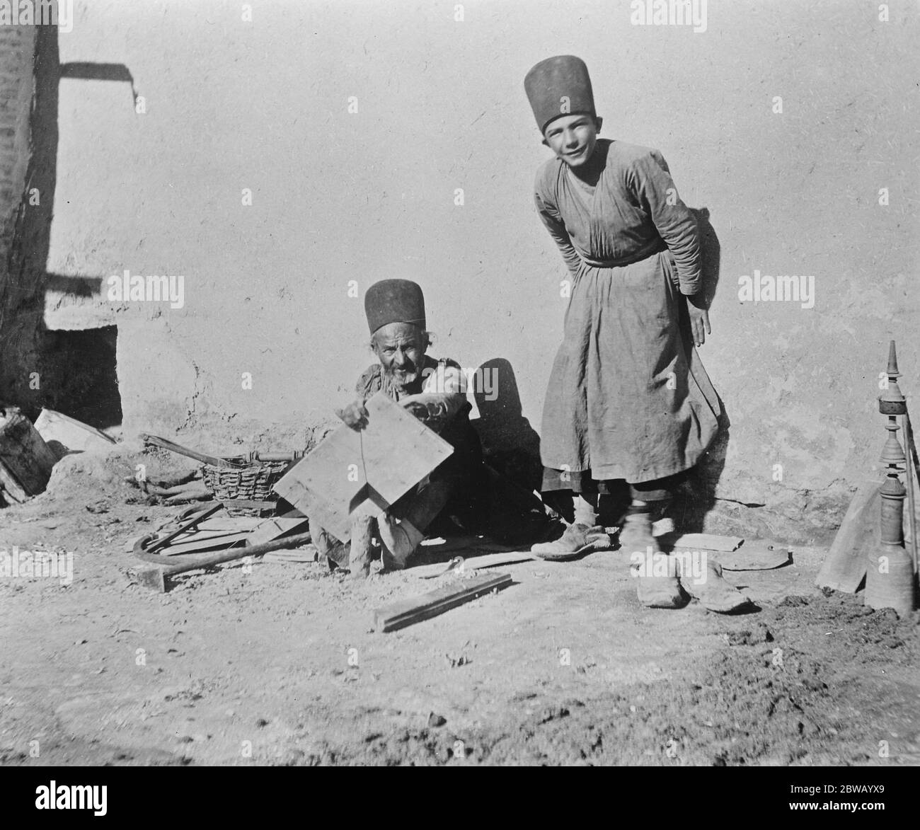 Shiraz im Südwesten des Iran. Ein persischer Zimmermann und sein Lehrling bei der Arbeit 1919 Stockfoto