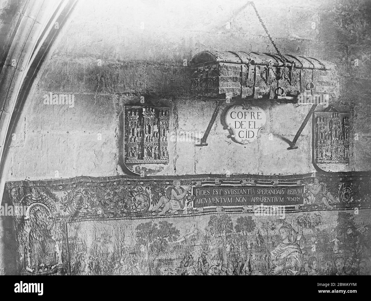 Eiserne gebundene Brust an der Domwand. Die eiserne gebundene und historische Kaffe der Cid an ihrer Stelle an der Mauer der berühmten gotischen Kathedrale von Burgos. 22 Juli 1921 Stockfoto