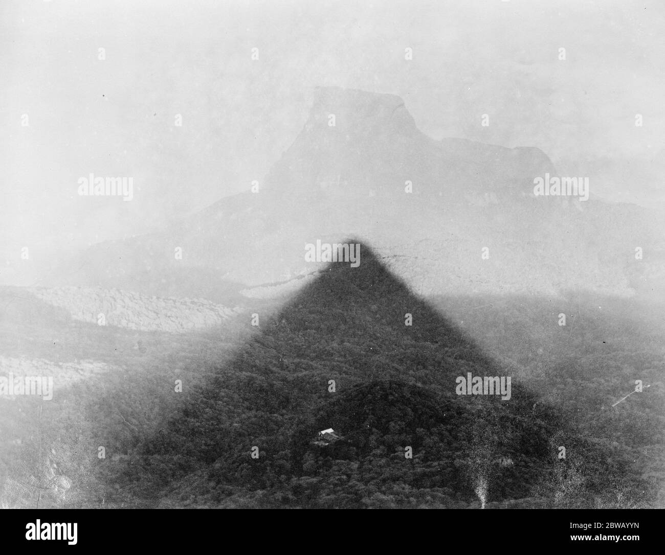 Der Besuch des Prinzen von Wales in Ceylon. Einige der Wunder der Insel . Ein bemerkenswertes Bild zeigt den Schatten von Adam ' s Peak , Ceylon , Sri Lanka 18 März 1922 Stockfoto