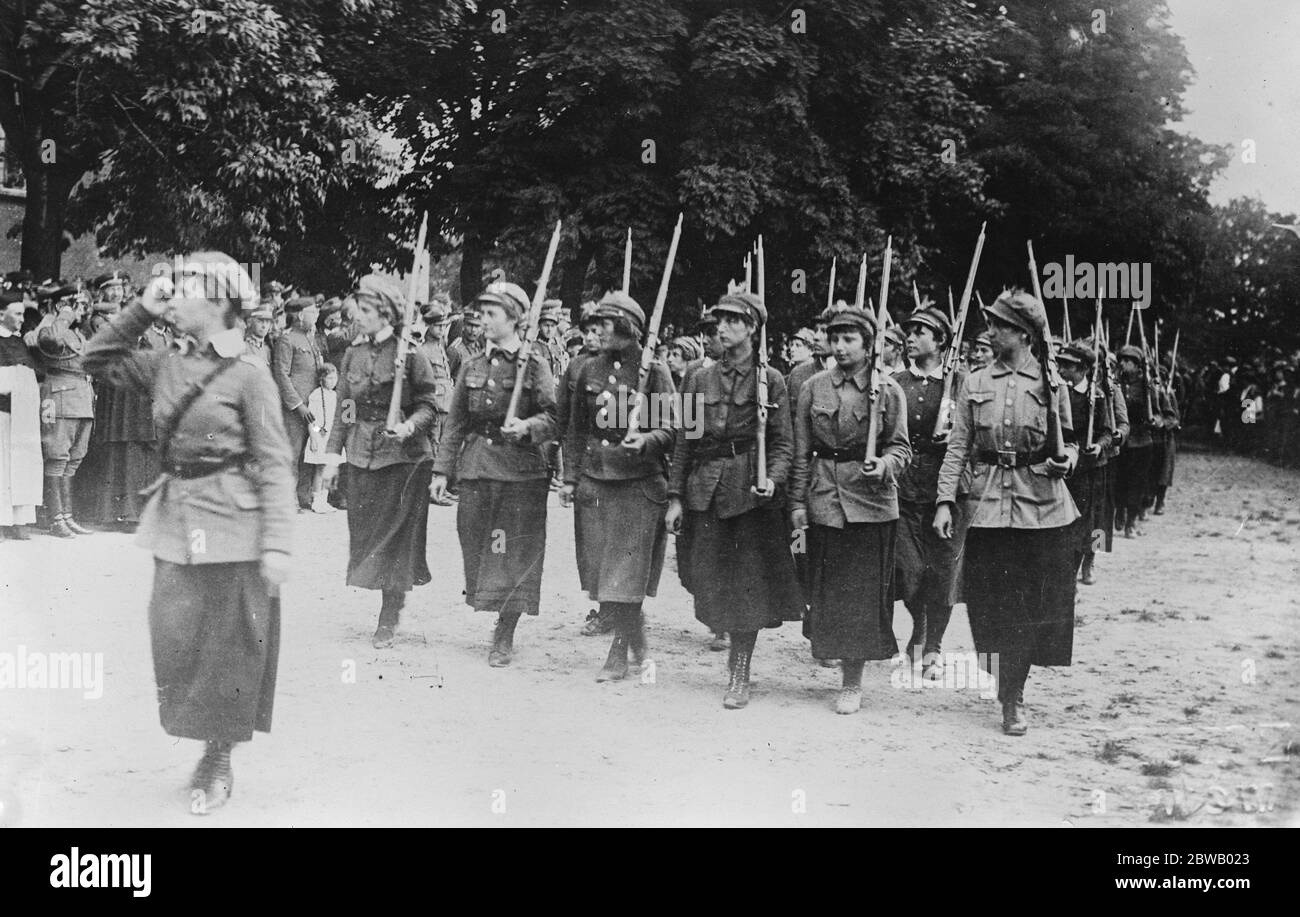 Frauen Soldaten Teilnahme an der Beerdigung eines französischen Offiziers in Lemburg. Diese Frauen nahmen an der Verteidigung der Stadt gegen die Ukrainer 22 September 1919 Stockfoto