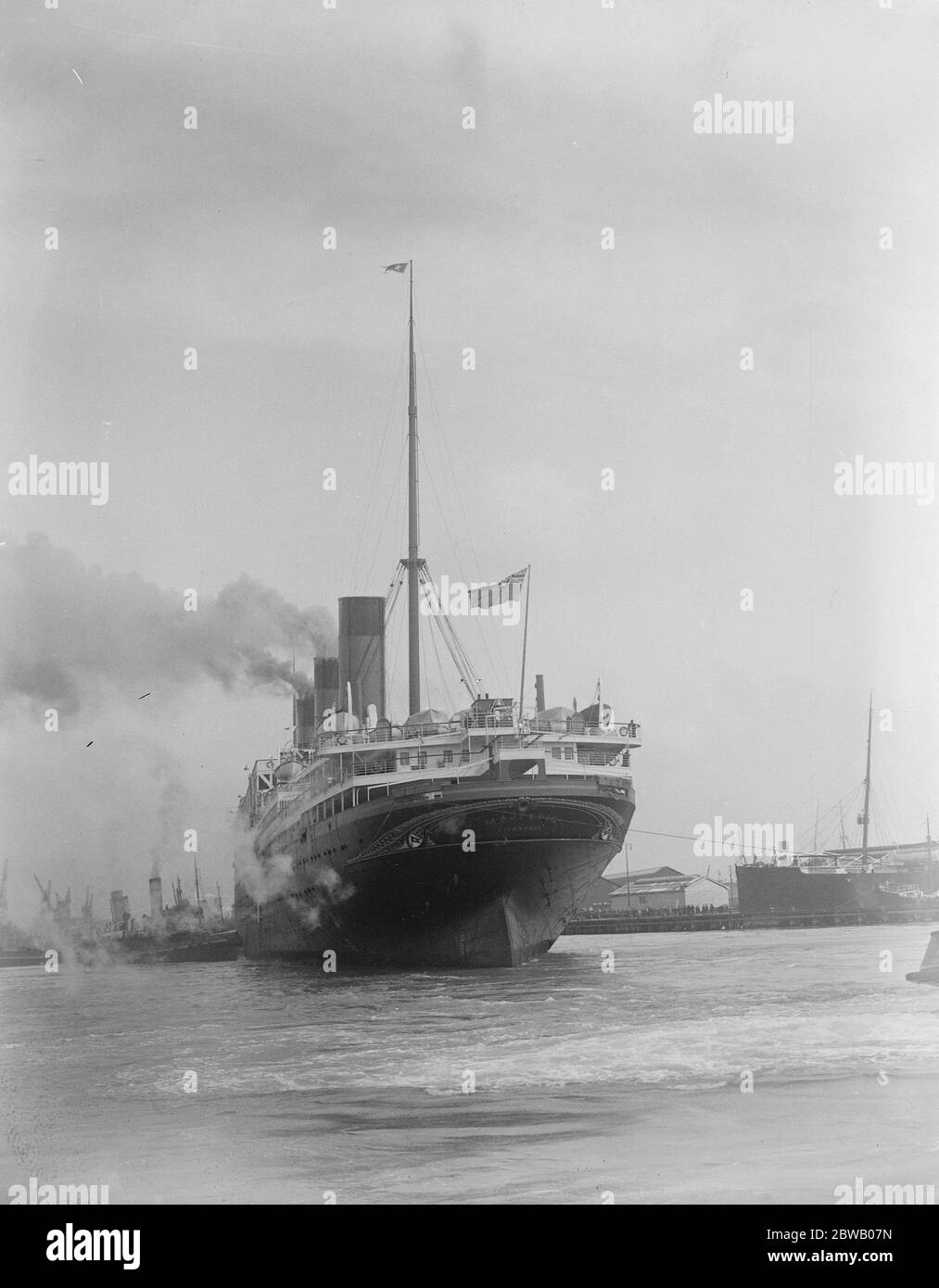 Weltgrößtes Schiff kommt in Southampton an der neue White Star Liner RMS Majestic das größte Schiff der Welt ist am Montag von Cuxhaven 10. April 1922 in Southampton angekommen Stockfoto