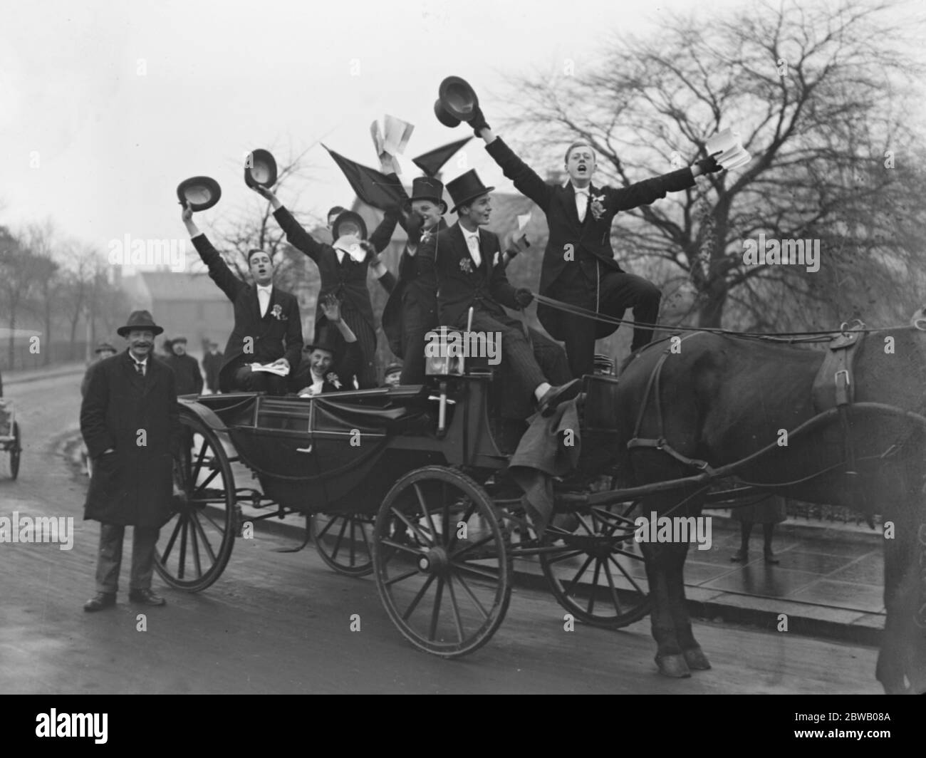 Umfrageszenen Eton Jungen helfen ihren Master-Kandidaten Eton Jungen mieten eine Taxi-Tour Windsor schreit für die konservativen Kandidaten, Herr Somerville, ein Eton College-Meister und Leiter der Armee Klasse 15 November 1922 Stockfoto