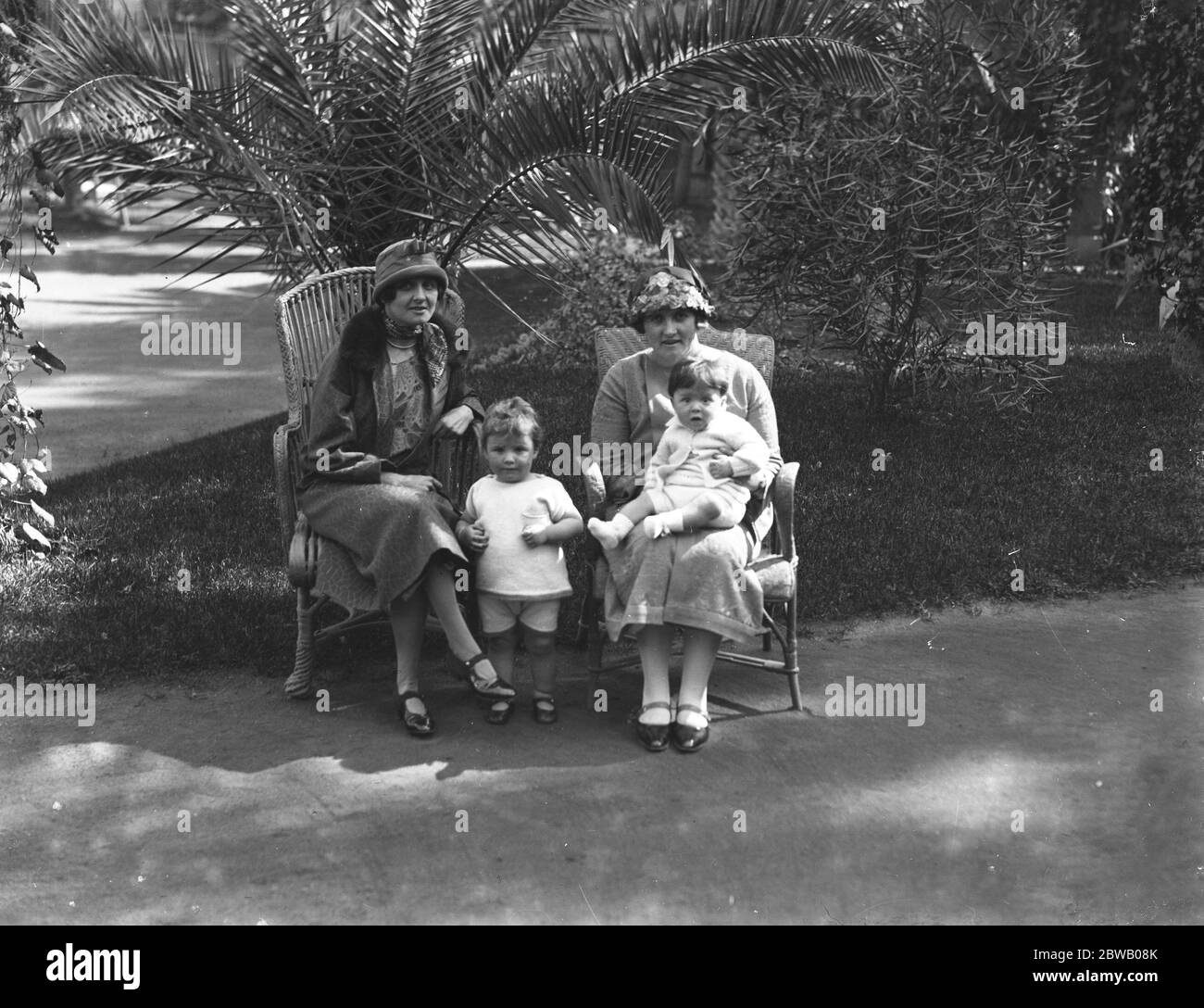 Die Saison In Kairo , Ägypten . Von links nach rechts; Frau Philip Taylor mit ihrer Tochter Paula und Frau Trevor Lewis und Sohn Anthony im Garten des Shepheard Hotel Februar 1925 Stockfoto