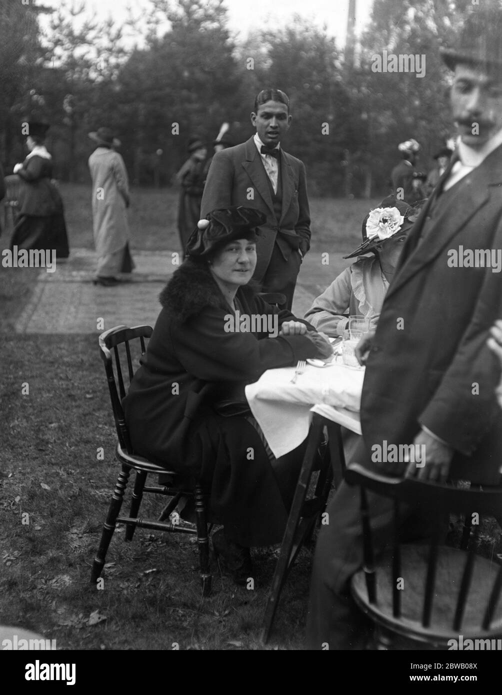 Frauen in der Moschee in Woking, Surrey feiert das Fest des Opfers. Prinzessin Sallali sitzt am Tisch. 8. Oktober 1916 die Shah Jahan Moschee war die erste zweckmäßig gebaute Moschee in Europa außerhalb des muslimischen Spanien Stockfoto