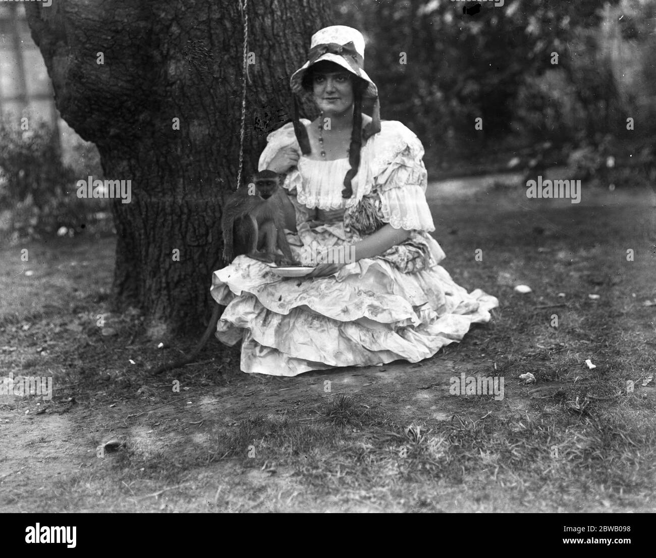 Dreharbeiten ' das Spiel des Lebens ' , EIN Film über George Stephenson und der erste Zug. Miss Malloy, eine der Fahrgäste im Zug mit ihrem Tieraffen. In frühen viktorianischen Tagen waren kleine Affen bei Damen der Mode so beliebt wie Heimhunde heute 10. September 1920 sind Stockfoto