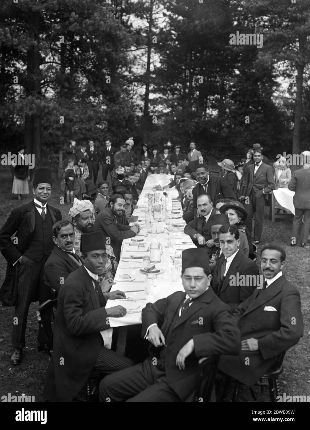 Gläubige und Gäste am Tisch am Opferfest, Eid, in der Moschee in Woking, Surrey am 8. Oktober 1916 war die Shah Jahan Moschee die erste zweckmäßig gebaute Moschee in Europa außerhalb des muslimischen Spanien. Der Mann, der in der Mitte des Fotos rechts steht, ist ein seltenes Foto von Duse Mohammed Ali, dem ersten Muslim, der eine Druckerei in der Fleet Street hatte, die er in c.. 1913 Stockfoto